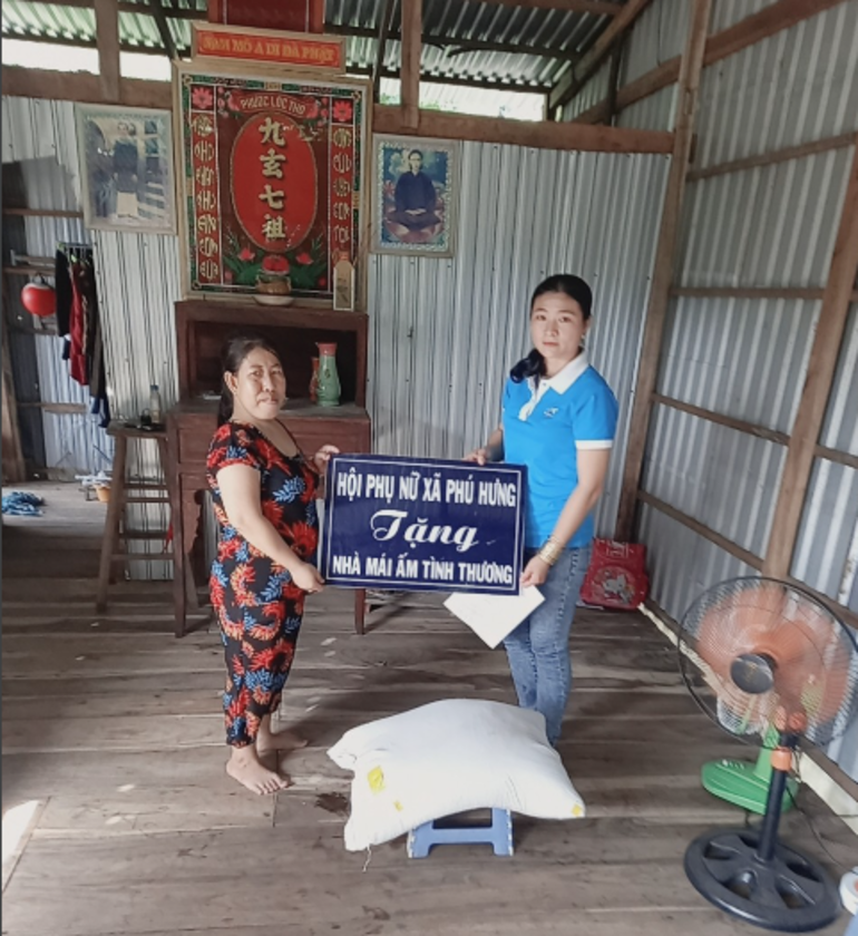 Hội phụ nữ xã Phú Hưng trao nhà mái ấm tình thương cho hội viên nghèo